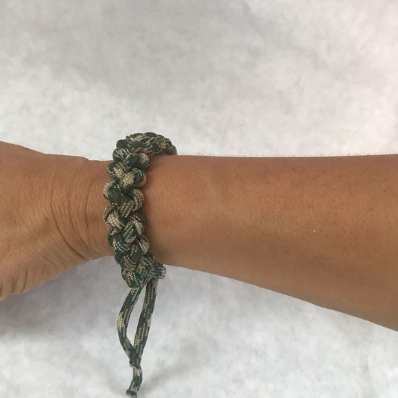 Army Camo Snake Knot Paracord Bracelet - Picture 1 of 8